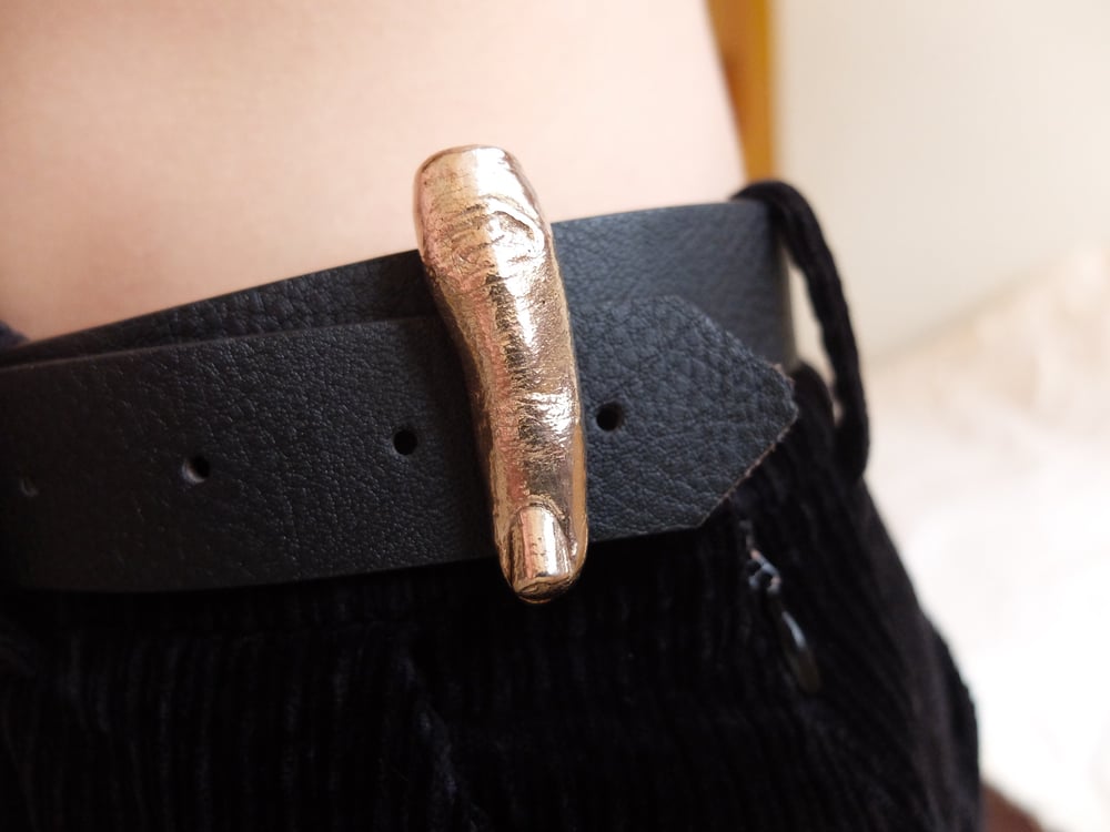 Finger belt loop in bronze