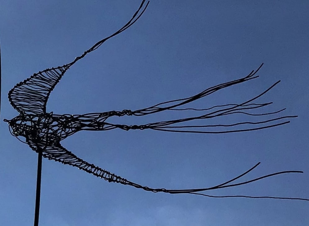 Single wire swallow stake