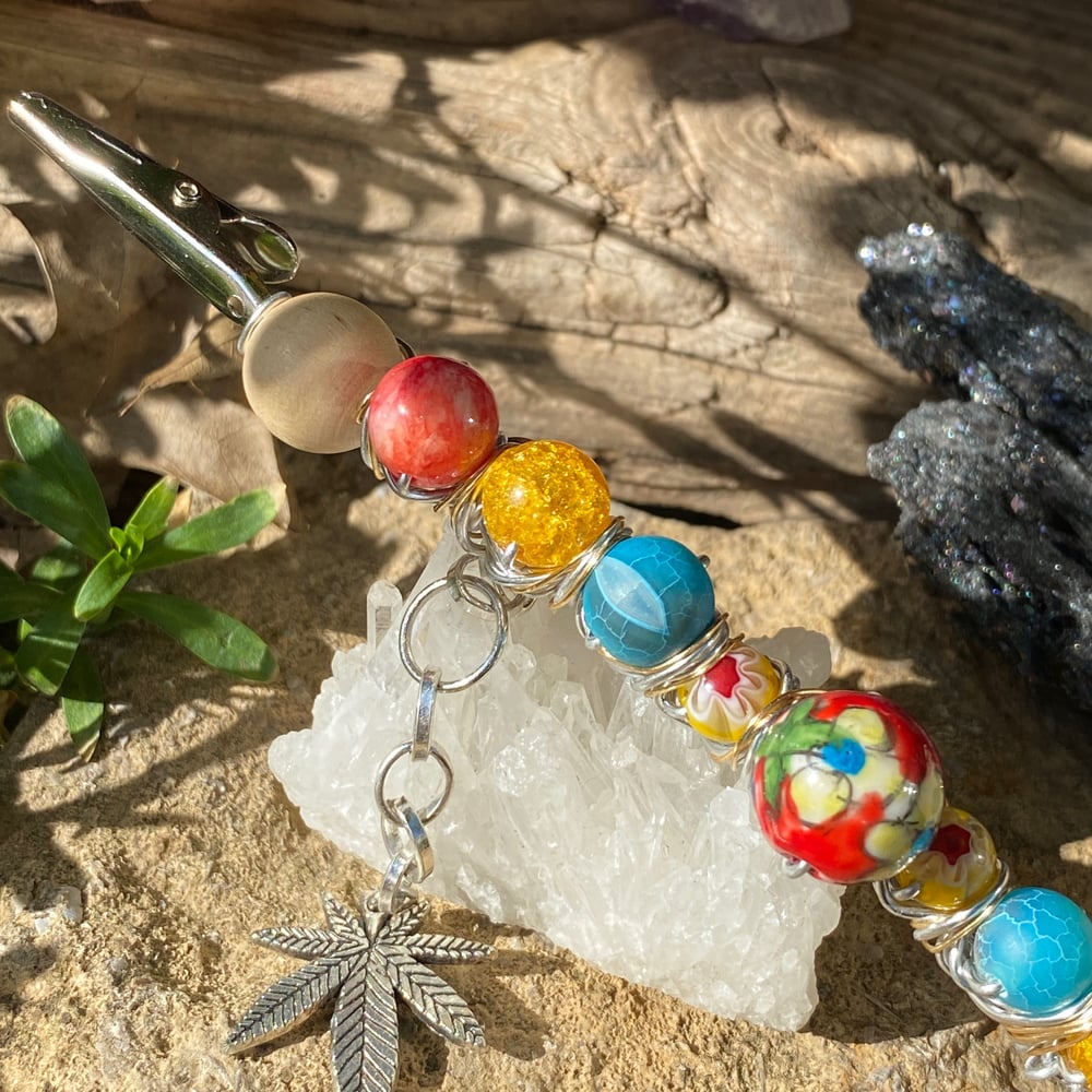 Image of prism daisy roach clip