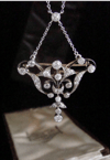 EDWARDIAN PLATINUM DIAMOND LAVALIERE PENDANT AND DETACHABLE BROOCH IN FITTED BOX