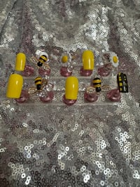 Image 4 of  Bee 🐝 flower 🌼3d gel press,on nails 