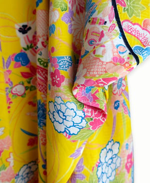 Image of Silkekimono af silke - gul med rosa blomster / 'Too fairy'