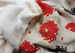 Image of Cremefarvet kort kimono af silke med peoner mm.