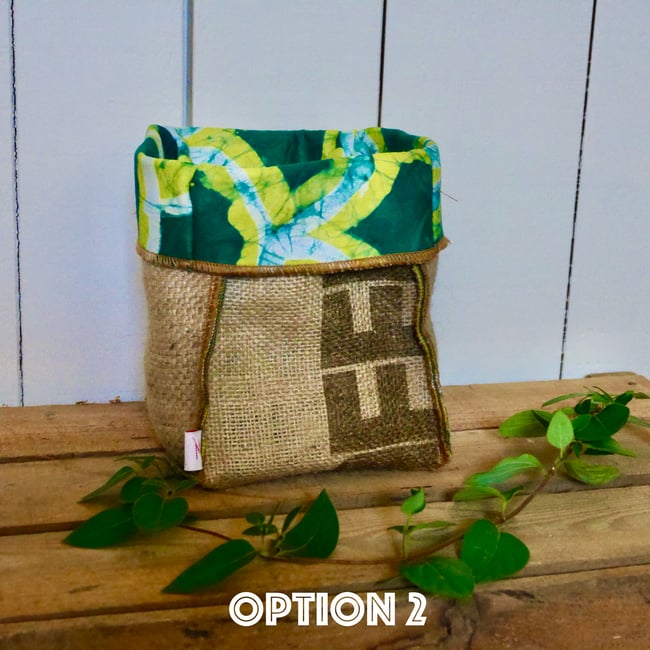 Corbeille, toile de jute et tissus vert