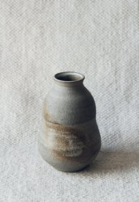 Image 3 of Curved Ashen Vase Nº1