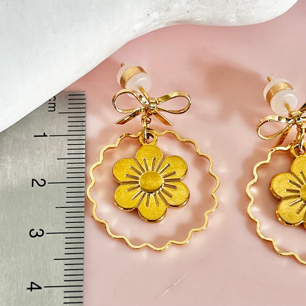 Image of Flower and Bow Drops