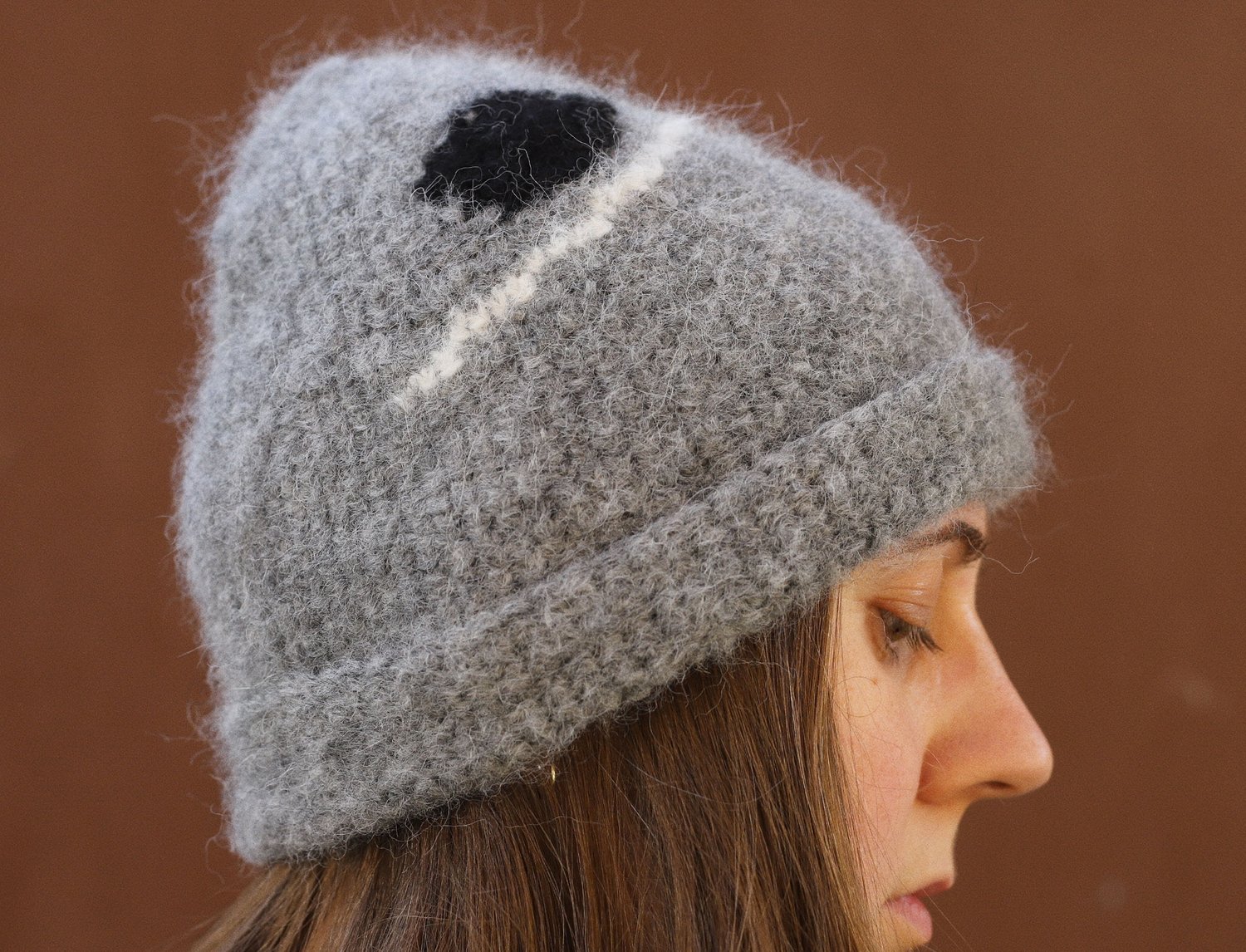 Image of GREY MOHAIR CAP WITH LINE