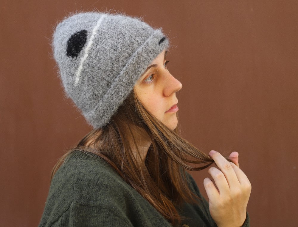 Image of GREY MOHAIR CAP WITH LINE