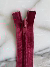 Mørk Cerise - plastik spiral lynlås - IKKE delbar - 25 cm