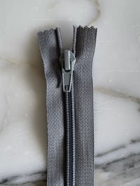 Mellemgrå - plastik spiral lynlås - IKKE delbar - 25 cm