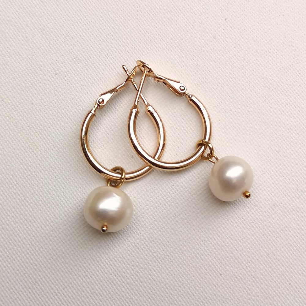 Image of ELEKTRA pearl mini hoops