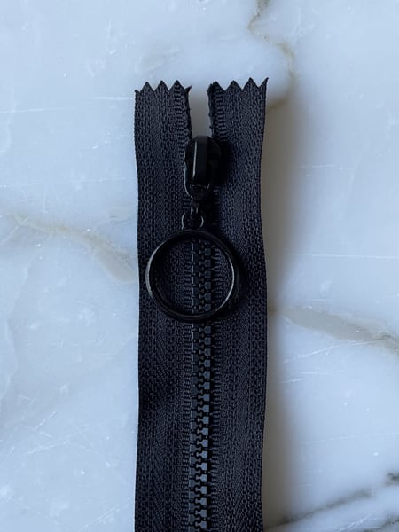 Image of Plastik lynlås med ring - sort