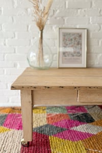 Image 3 of Table basse sur roulettes 