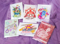Image 1 of 🟢 STOCK 🟢  PACK carte + sticker + badge - 🌈 THEMES POP CULTURE 🌈