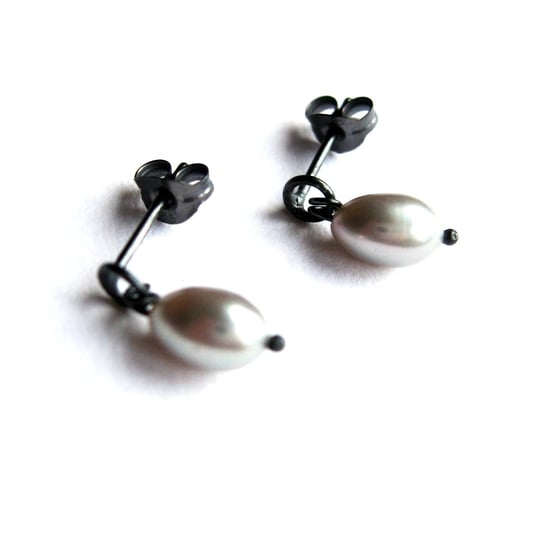 Image of Pearl stud earrings