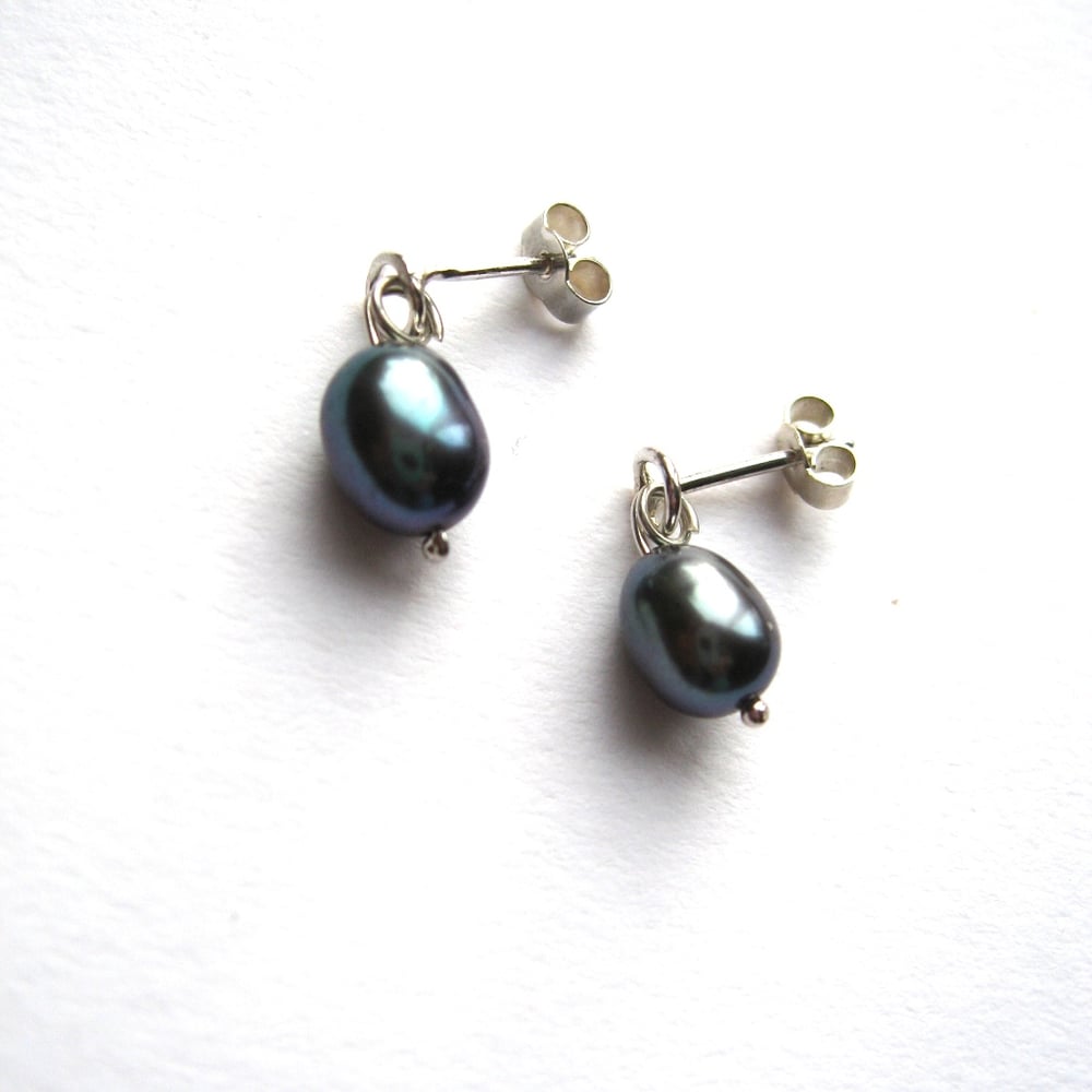 Image of Pearl stud earrings