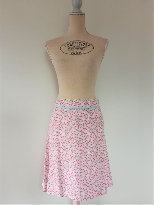 Jupe rose, biais bleu, ciel motifs feuilles