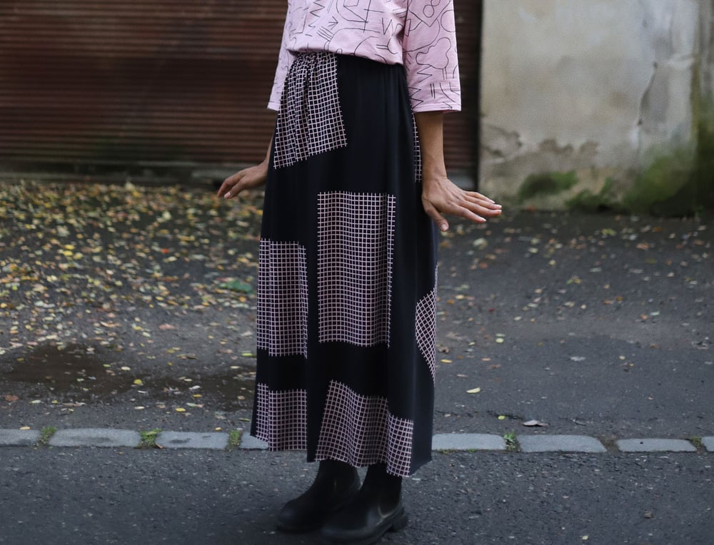 Image of BLACK SKIRT WITH PINK GRID