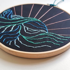 EMBROIDERED SEA WAVES (16cm)