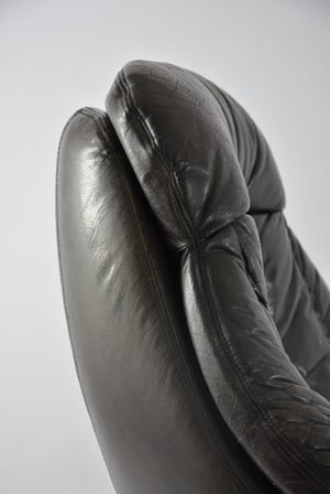Image of Fauteuil en cuir noir de Henry Walter KLEIN