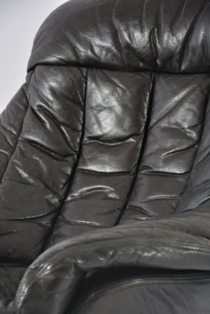 Image of Fauteuil en cuir noir de Henry Walter KLEIN