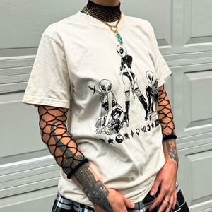 Alien Babe Trifecta T-shirt in IVORY
