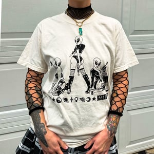 Alien Babe Trifecta T-shirt in IVORY