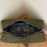 Image 2 of OLIVE GRAIN LEATHER WASHBAG