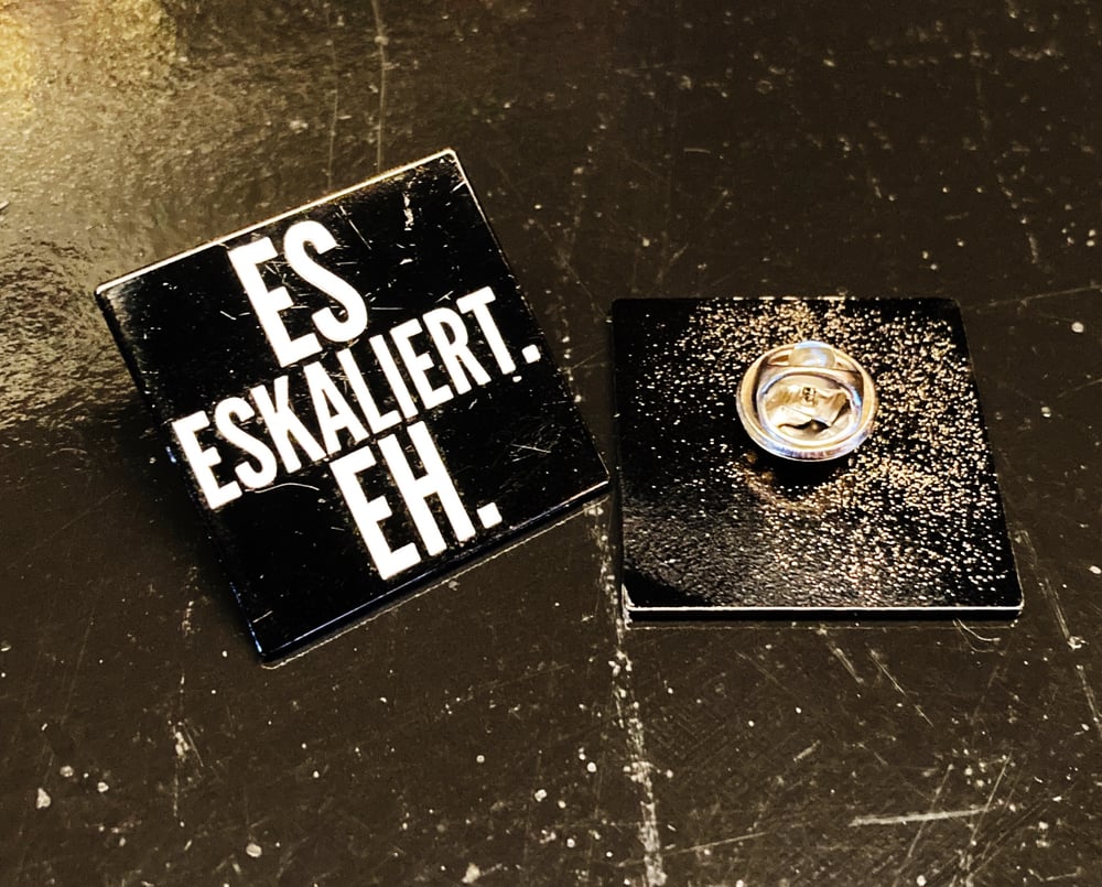 Image of Es Eskaliert Eh - Emaille-Pin (Anstecker)