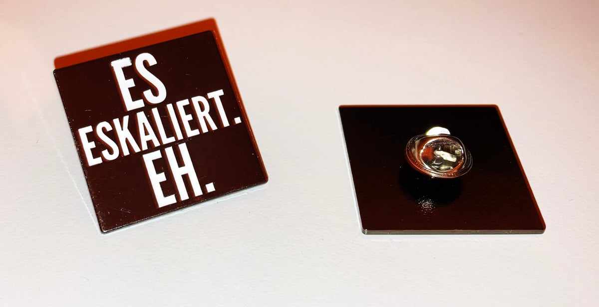 Image of Es Eskaliert Eh - Emaille-Pin (Anstecker)