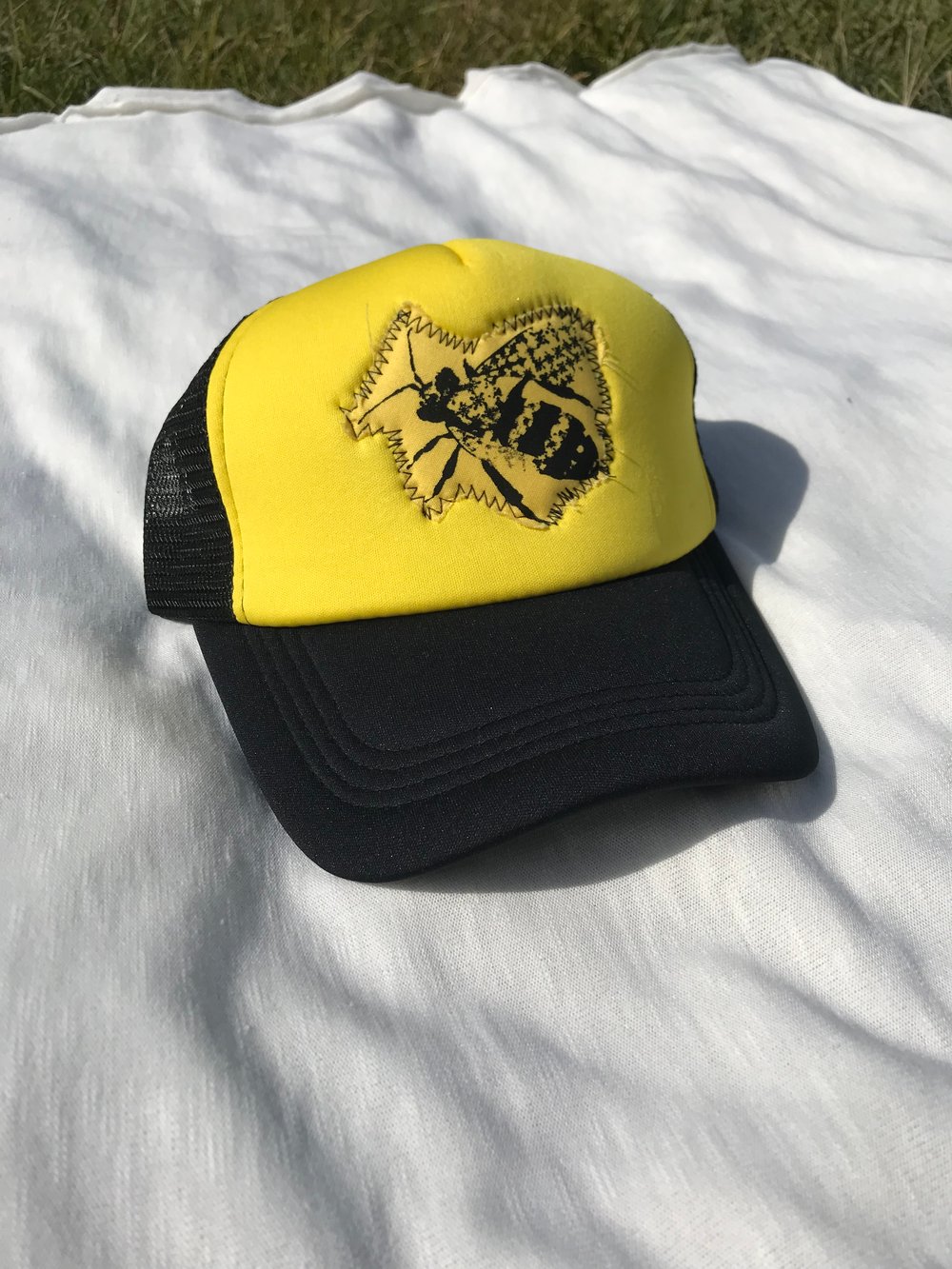 like a beehive trucker hat in black/yellow