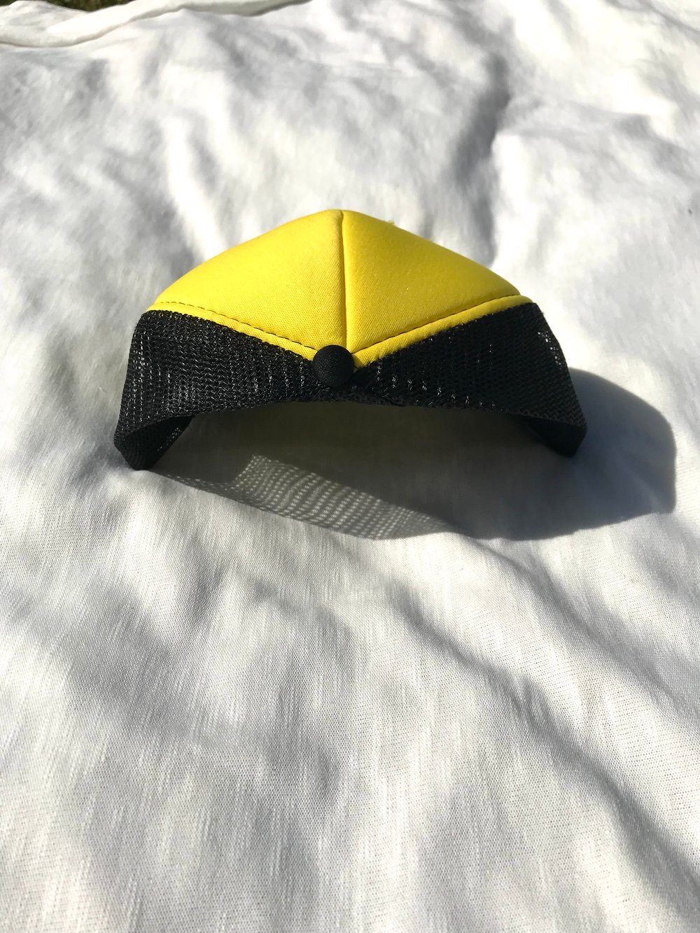 like a beehive trucker hat in black/yellow