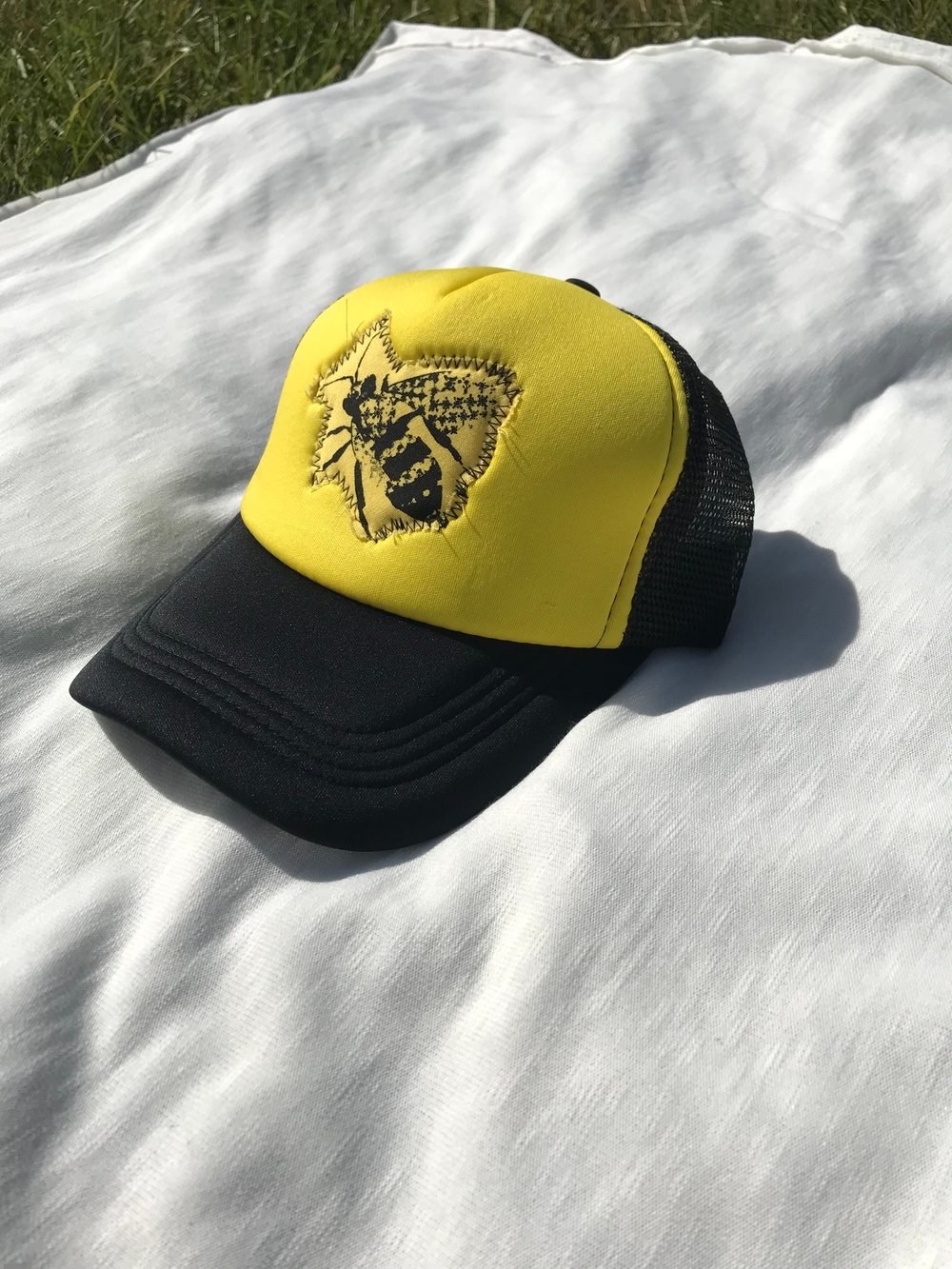 like a beehive trucker hat in black/yellow