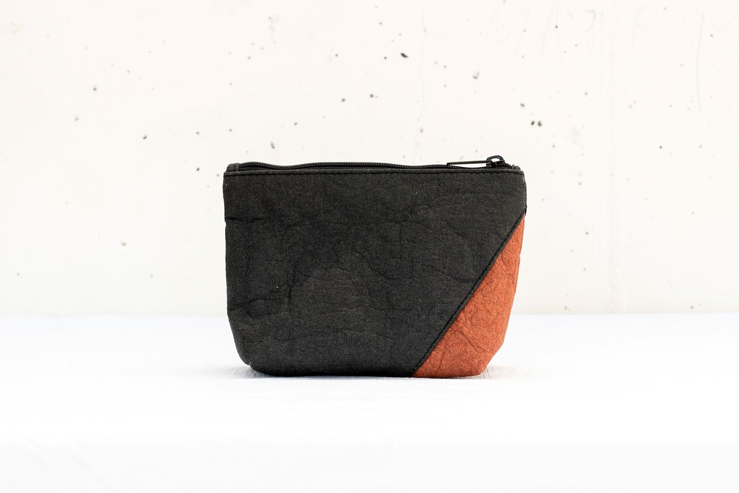 Image of BOLSO MANO MEDIANO (CHARCOAL/CANELA)