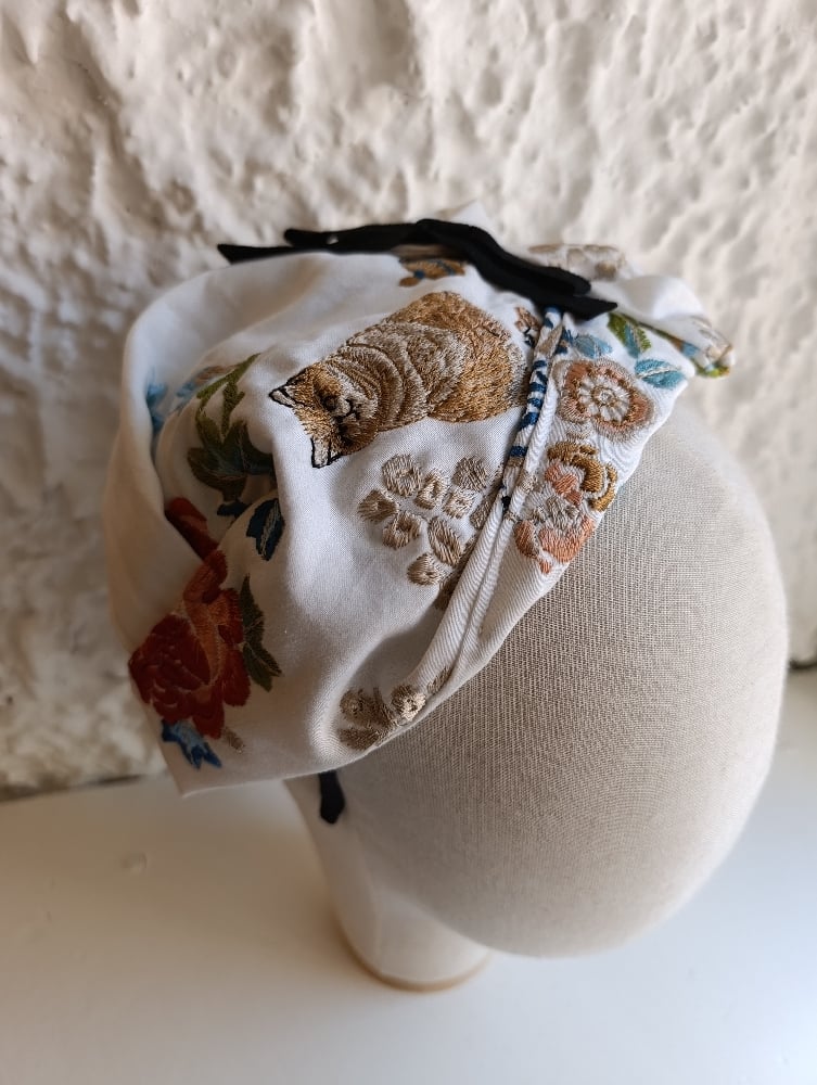 Image of Fascinator ricamato con gatto bianco/nero