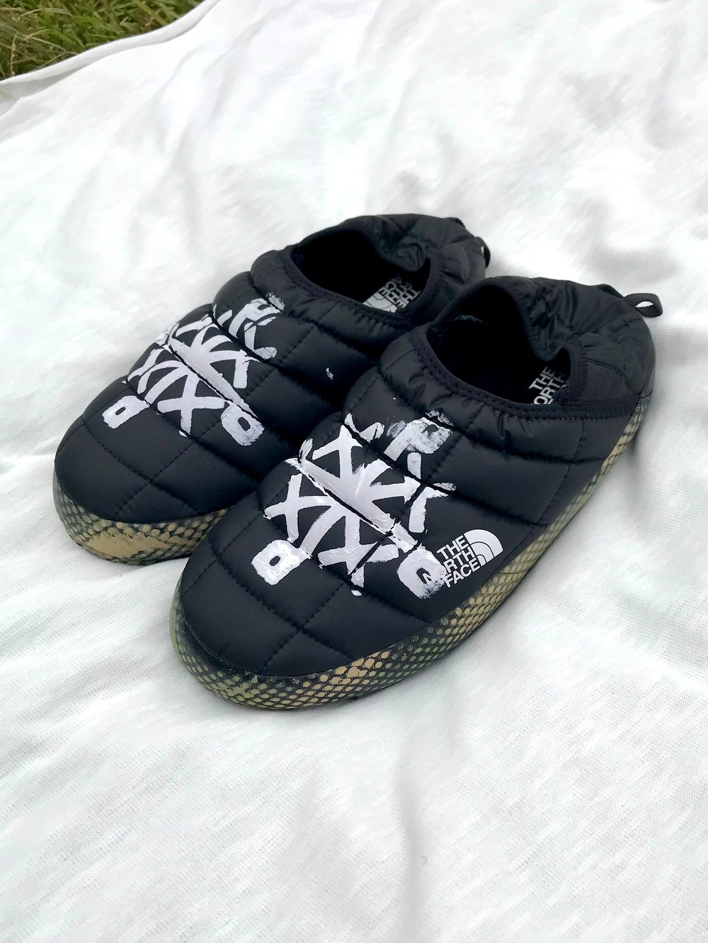 prayxplot poler slippers in black