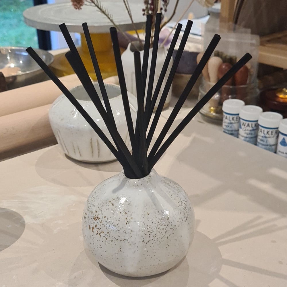 Image of Simplistic white round bud vase / diffuser 