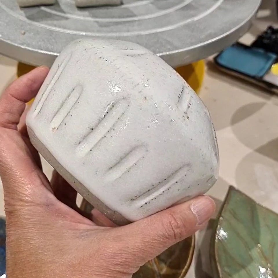Image of Simplistic white pot / planter