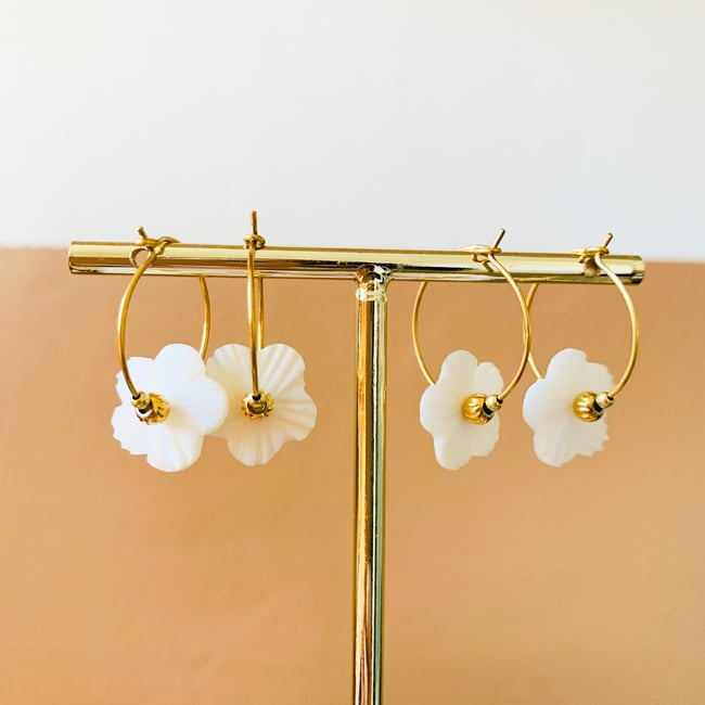 ROMY | Créoles perle fleur nacre