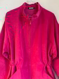 Image 8 of Fløjlsbuksedragt i pink 