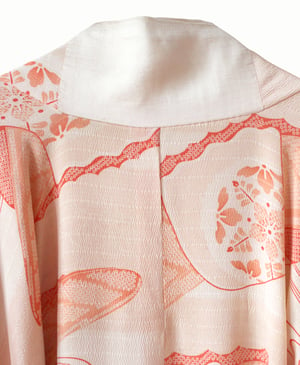 Image of Cremefarvet silke kimono med orange tegninger