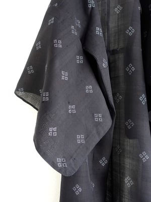 Image of Grå-sort hør kimono med mønster
