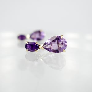 Image of Yellow gold and Amethyst drop earrings. PJ5942