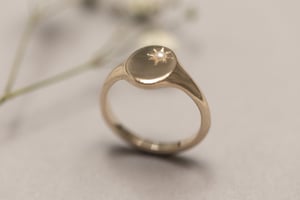 Image of 9ct Gold ‘Star Setting’ Pearl Signet Ring