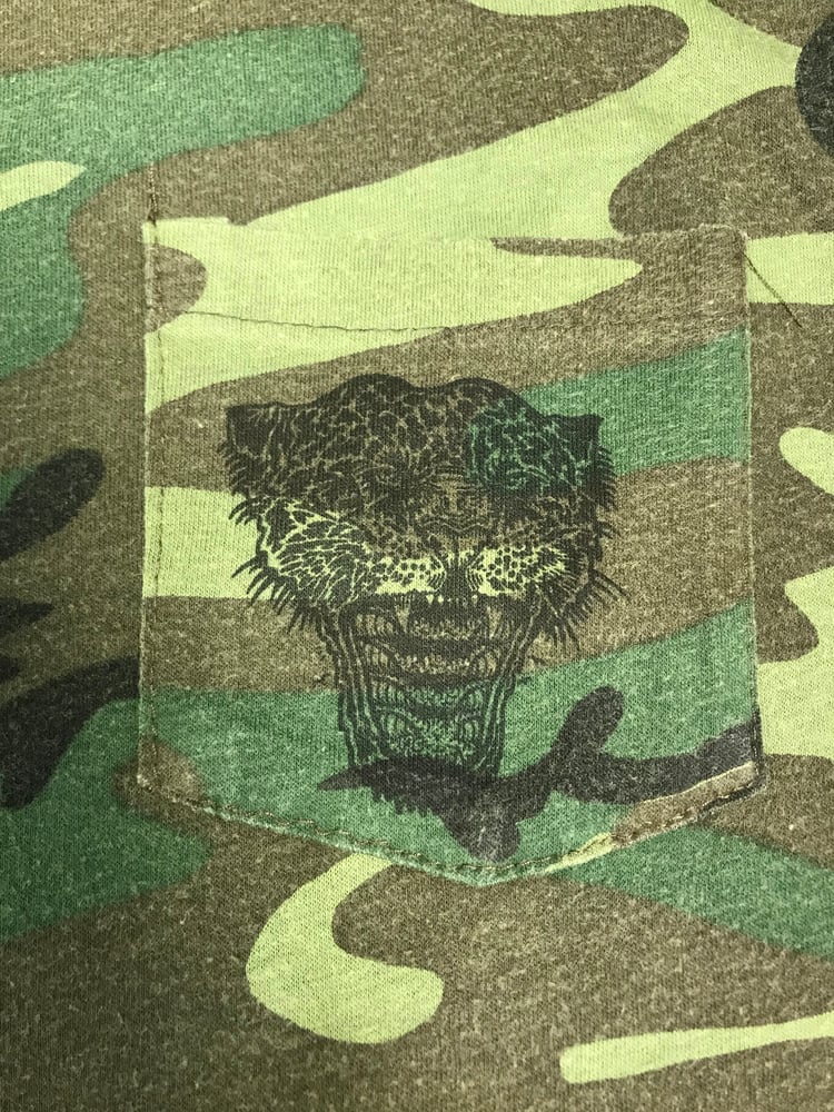 Image of WAVE ROAR CAMO ONE OFF POCKET TEE 