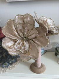 Image 1 of Fleurs en velours 