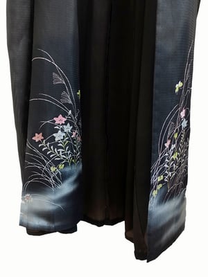 Image of Sort kimono af silke med pastelblomster i kant