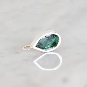 Image of Colombia Emerald faceted cut mixed shape silver neckace no.3