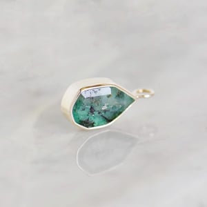 Image of Colombia Emerald faceted cut mixed shape silver neckace no.3