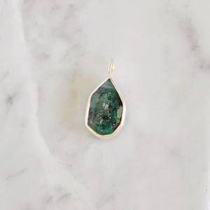 Image of Colombia Emerald faceted cut mixed shape silver neckace no.3